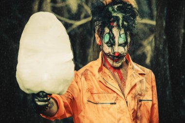 Kana susamış palyaço adam bir helva ile bir gece ormanda. Cadılar Bayramı. Korku.