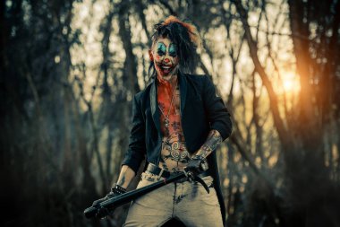 Korkunç punk palyaço adam gece orman kan bulaşmış. Cadılar Bayramı. Korku, gerilim filmi.
