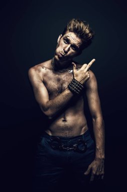 Kötü çocuk kavramı. Antisosyal davranış, kabalık ve saldırganlık gösteren kötü bir adam portresi. Rocker, serseri. 