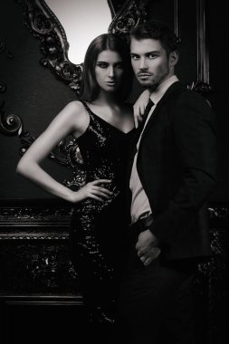 Cinsel tutkulu iki zarif gece kıyafetleri içinde. Lüks iç. Ateş moda.