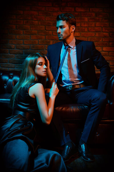 Сексуальная страстная пара в элегантных вечерних платьях. Роскошный интерьер. Модный выстрел
.