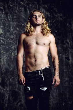 Güçlü bir sağlıklı yakışıklı atletik erkek portresi. Erkek güzellik kavramı.