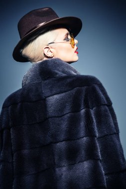 Studio poz lüks kürk paltolu güzel bir kadın. Lüks, zengin yaşam tarzı. Ateş moda. 