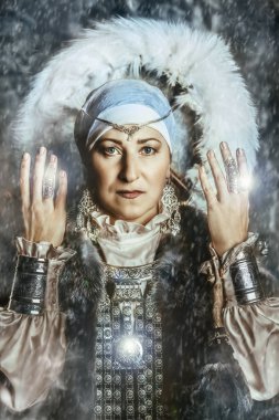 Bir kürk başlıklı Yaşlı bir yerli kadın portresi. Ulusal bir kostüm. Olgun Bayan.