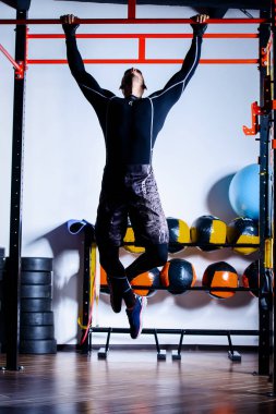 Kas acımasız adam bir spor salonunda egzersizleri yapıyor. Sağlık ve spor kavramı.