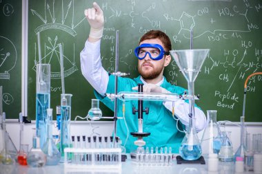 Smartman bilim adamı kimyasal deneyler laboratuvarda yapma. Eğitim kavramı. 