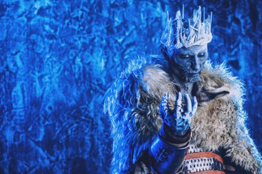Cadılar Bayramı. Kral zombi savaşçı Ortaçağ şövalye zırh kar ile kaplı. Korku fantastik film.