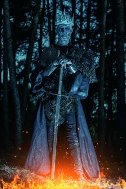 Şövalye zırh Ölü Savaşçı Kral gece ormanda ayakta. Fantastik korku filmi. Cadılar Bayramı. Zombi.
