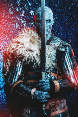 Cadılar Bayramı. Donmuş kar kaplı zombi savaşçı Ortaçağ şövalye zırh.