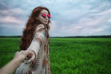 Fotoğrafçı bir ele sahip bir kadın manken portresi. Çağdaş Bohem tarzı. Özgürlük ruhu. Moda vurdu. Bohem, bo-ho stil.