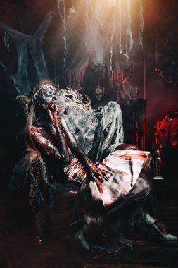 Zombi gelini. Lanet olası ölü gelin kadın terk edilmiş eski kale. Cadılar Bayramı. Korku.