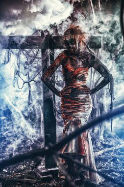 Ölü gelin kadını terk edilmiş bir mezarlık. Zombi gelini. Cadılar Bayramı.