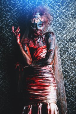 Zombi gelini. Lanet olası ölü gelin kadın terk edilmiş eski kale. Cadılar Bayramı. Korku.