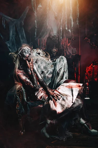 Zombi gelini. Lanet olası ölü gelin kadın terk edilmiş eski kale. Cadılar Bayramı. Korku.