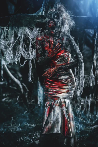 Ölü gelin kadını terk edilmiş bir mezarlık. Zombi gelini. Cadılar Bayramı.