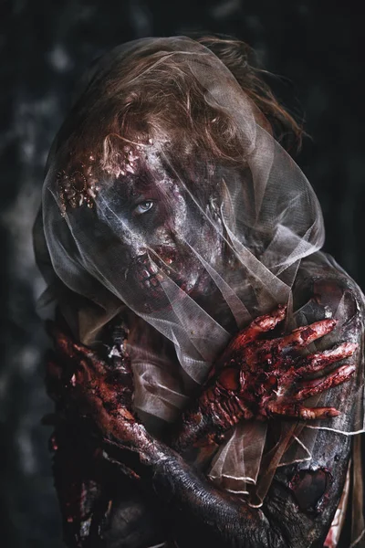 Lanet olası ölü gelin kadın portresi. Zombi gelini. Cadılar Bayramı. Korku.