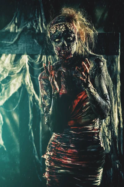 Ölü gelin kadını terk edilmiş bir mezarlık. Zombi gelini. Cadılar Bayramı.