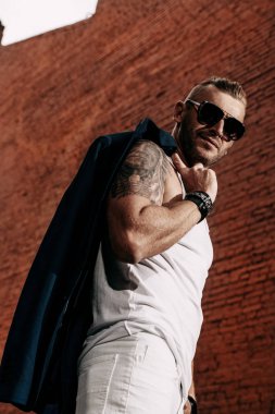 Bir şehir sokakta ayakta trendy yakışıklı olgun adam. Erkek moda. 