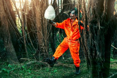 Kana susamış palyaço adam bir helva ile bir gece ormanda. Cadılar Bayramı. Korku.