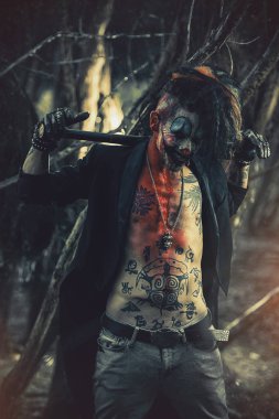 Korkunç punk palyaço adam gece orman kan bulaşmış. Cadılar Bayramı. Korku, gerilim filmi.