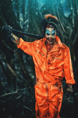 Deli şeytani palyaço adam kan lekeli. Cadılar Bayramı. Korku, gerilim filmi.