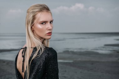 Siyah bluz açık poz güzel bir Gotik bir kadın portresi. Güzellik, moda.