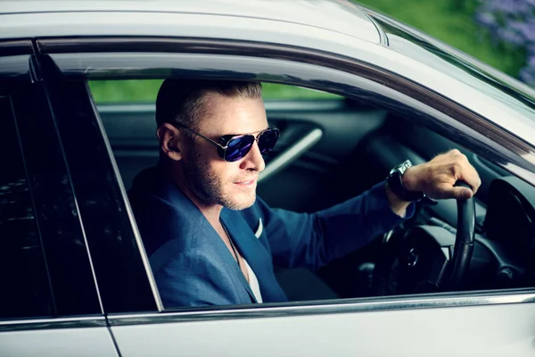 Olgun adam bir araba. Araç konsepti. 