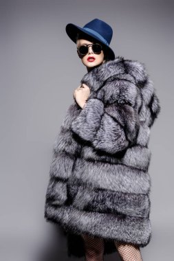 Çok güzel sarışın kadın lüks kürk manto ve şapka poz. Moda, güzellik. Stüdyo vurdu.