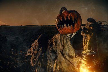 Kafasında bir kabak ile korkunç bir Jack fener portresi. Cadılar Bayramı efsane.