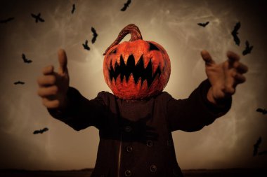 Kafasında bir kabak ile korkunç bir Jack fener portresi. Cadılar Bayramı efsane.