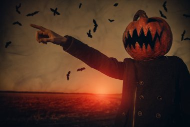 Kafasında bir kabak ile modern Jack-fener alana duruyor. Cadılar Bayramı kavramı.