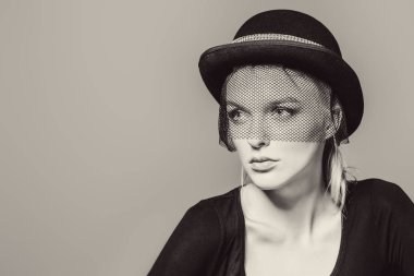 Şapkalı bir örtü ile çarpıcı bir genç kadın moda vurdu. Şapkaya stili.