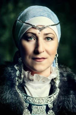 Yaşlı yerli kadın. Ulusal kostüm.