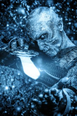 Cadılar Bayramı. Donmuş kar kaplı zombi savaşçı Ortaçağ şövalye zırh.