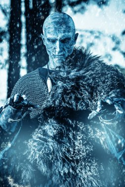 Zombi savaşçı şövalye zırh gece ormanda duruyor. Fantastik korku filmi. Cadılar Bayramı.