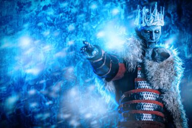 Cadılar Bayramı. Kral zombi savaşçı Ortaçağ şövalye zırh kar ile kaplı. Korku fantastik film.