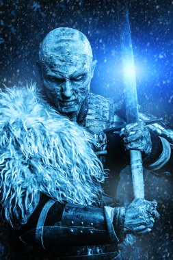 Cadılar Bayramı. Donmuş kar kaplı zombi savaşçı Ortaçağ şövalye zırh.