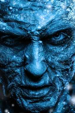 Yakın çekim bir zombi adam portresi karla kaplı. Cadılar Bayramı. Korku filmi.