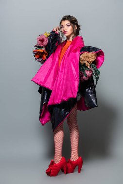 Vogue bir kadın model stüdyoda poz bir kadeh. Moda koleksiyonu. Beyaz arka plan üzerinde tam uzunlukta portre.