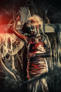 Ölü gelin kadını terk edilmiş bir mezarlık. Zombi gelini. Cadılar Bayramı.