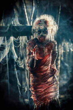 Ölü gelin kadını terk edilmiş bir mezarlık. Zombi gelini. Cadılar Bayramı.