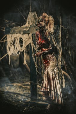 Ölü gelin kadını terk edilmiş bir mezarlık. Zombi gelini. Cadılar Bayramı.