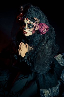 Karanlıktaki Calavera Catrina. Şeker kafa makyajı. Dia de los muertos. Ölüler Günü. Cadılar Bayramı.