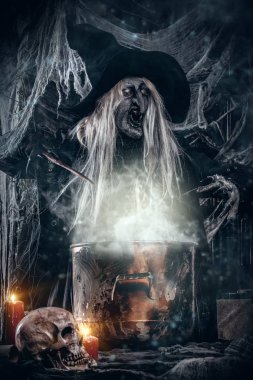 Bir cadı prepering büyü olduğunu. Halloween kılık. Korku filmi.