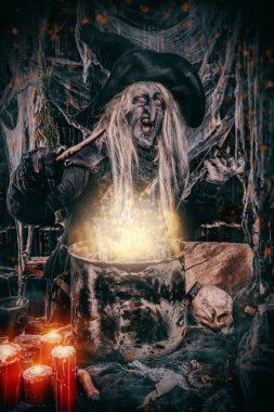 Bir cadı prepering büyü olduğunu. Halloween kılık. Korku filmi.