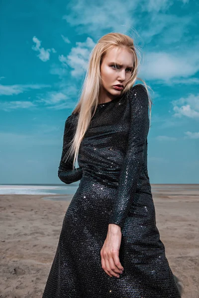 Açık poz siyah giysili güzel bir Gotik kadın portresi. Güzellik, moda.