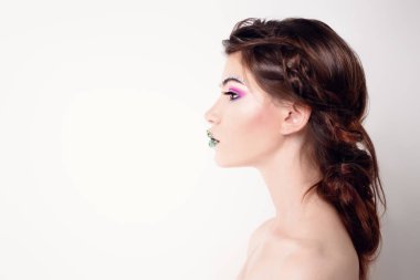 Kalıcı makyaj ve kozmetik kavramı. Güzellik parlak kalıcı makyaj ile cinsel bir kadın portresi. Beyaz arka plan.