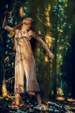 Bir ormanda yürüyüş esrarengiz bir güzel kız. Güzellik, moda.