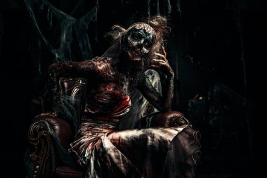 Zombi gelini. Lanet olası ölü gelin kadın terk edilmiş eski kale. Cadılar Bayramı. Korku.