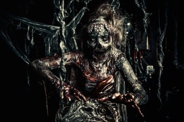 Zombi gelini. Lanet olası ölü gelin kadın terk edilmiş eski kale. Cadılar Bayramı. Korku.